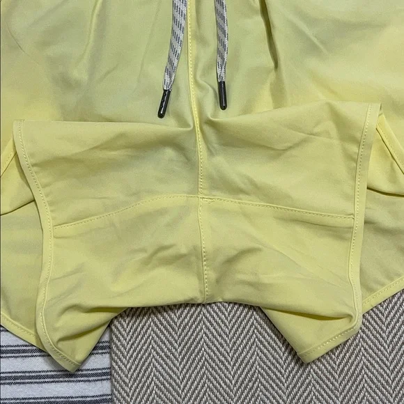 Vuori Clementine 2.0 Shorts 4" Sunlight Small - Picture 8 of 13